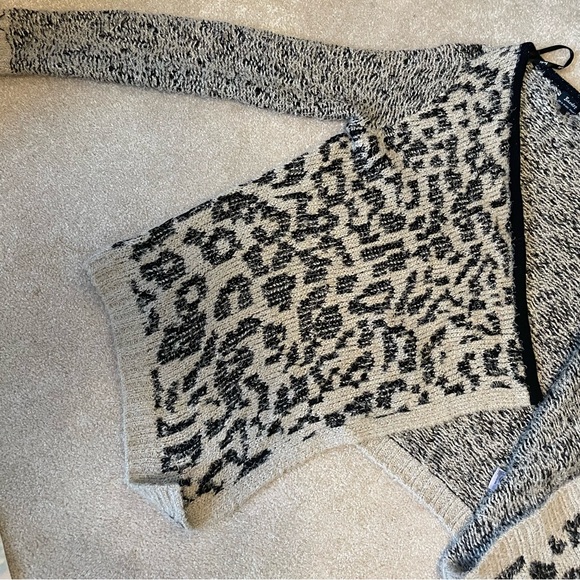 Bardot - Waterfall style animal print fuzzy sweater - Picture 7 of 11